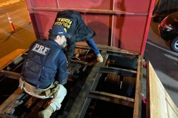 Veículo com placas do Paraná transportava 188 tabletes de pasta base da droga