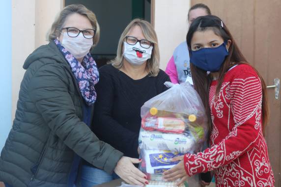 Secretaria de Educação realiza ação para auxiliar famílias necessitadas - foto 4