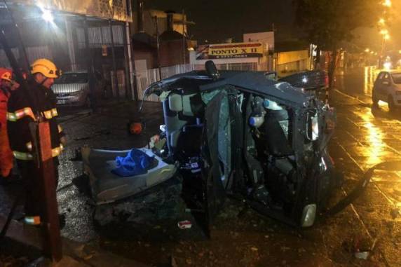 Motorista ficou presa às ferragens e teve que ser retirada pelos bombeiros
