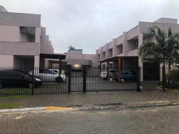 Segundo as autoridades, uma das vítimas tinha antecedente policial por porte ilegal de arma de fogo. Principal hipótese é de execução por envolvimento com o tráfico de drogas