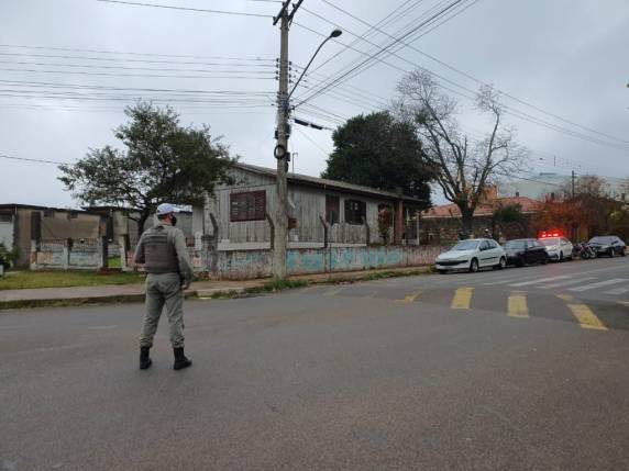 Menino foi liberado por volta das 15h20. Segundo a Polícia Civil, suspeito teria fugido de uma abordagem e entrado armado com uma faca em uma residência no bairro Vera Cruz
