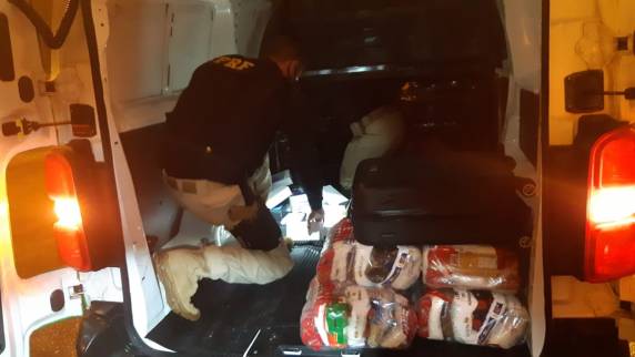 PRF prende casal com 159 mil reais e 46 mil dólares sem procedência, e com mercadoria ilegal do Paraguai em Sarandi - foto 5