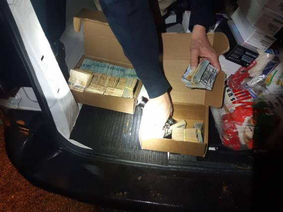 PRF prende casal com 159 mil reais e 46 mil dólares sem procedência, e com mercadoria ilegal do Paraguai em Sarandi - foto 2