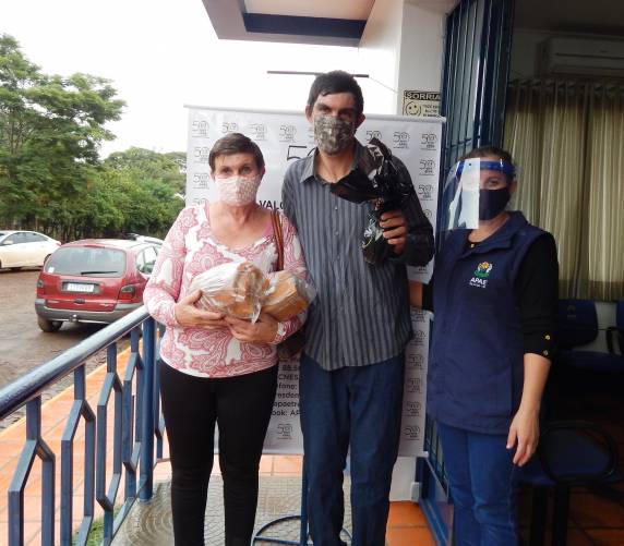 Alunos da Apae de Três de Maio recebem doações - foto 3