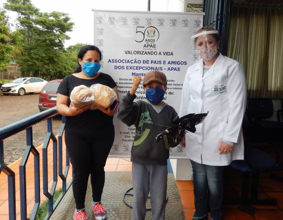 Alunos da Apae de Três de Maio recebem doações - foto 5