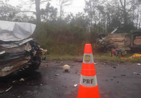 Ocupantes dos veículos ficaram presos nas ferragens e um deles está em estado grave, conforme a Polícia Rodoviária Federal