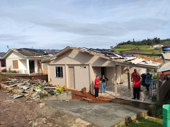 Voluntários, prefeituras e Defesa Civil trabalham para reparar danos causados pela chuva no Oeste de SC - foto 3