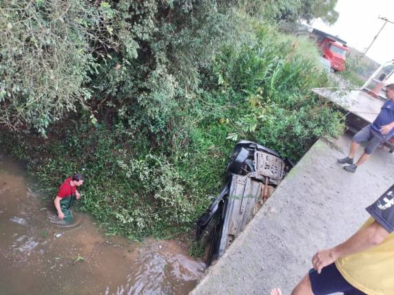 Acidente ocorreu em Pouso Redondo. Vítimas de 26 e 32 anos morreram no local