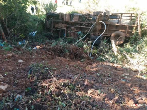 Condutor perdeu o controle do veículo após uma curva