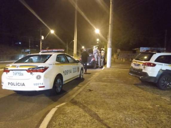 Dupla de PMs foi atacada por quatro suspeitos que queriam roubar o veículo em que elas estavam