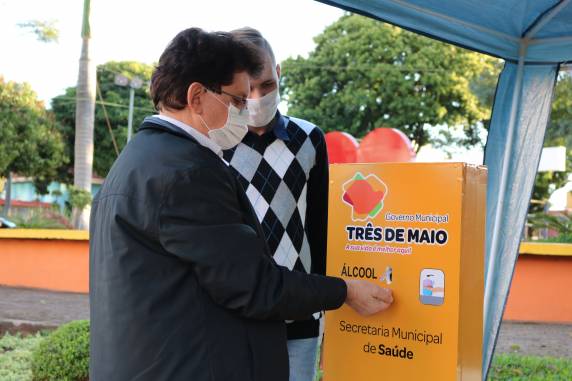 Totens de álcool em gel são disponibilizados em locais públicos - foto 2