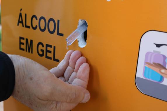 Totens de álcool em gel são disponibilizados em locais públicos - foto 3