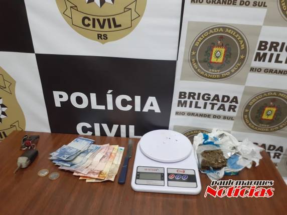 Um foi preso por envolvimento no trafico de drogas, e o outro estava foragido da justiça