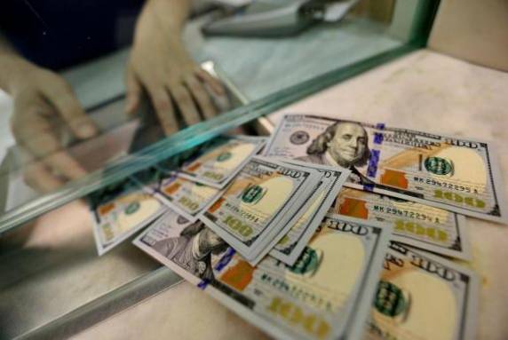 Alta da moeda americana é influenciada por incertezas na economia, tensão política e juro básico na mínima histórica