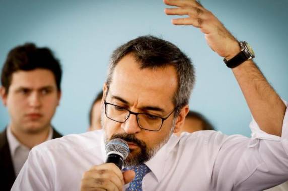 Calero alega que viagem ao Exterior antes da exoneração exigiria autorização via Diário Oficial