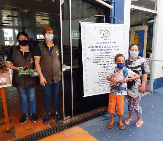 Famílias dos usuários da Assistência Social da instituição recebem mantimentos nesta semana