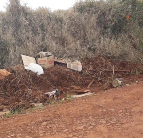 Munícipe denuncia descarte irregular de lixo no interior de Três de Maio - foto 2