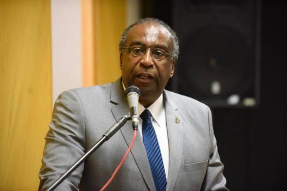 Ex-presidente do Fundo Nacional de Desenvolvimento da Educação (FNDE), Decotelli é bacharel em Ciências Econômicas e tem pós-doutorado pela Universidade de Wuppertal, na Alemanha