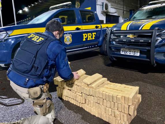 Um menor que dirigia o automóvel com a droga foi apreendido e dois homens foram presos em outro carro