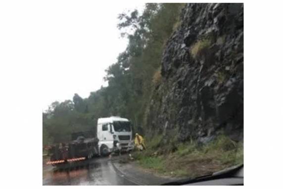 Acidente aconteceu entre caminhão e carro