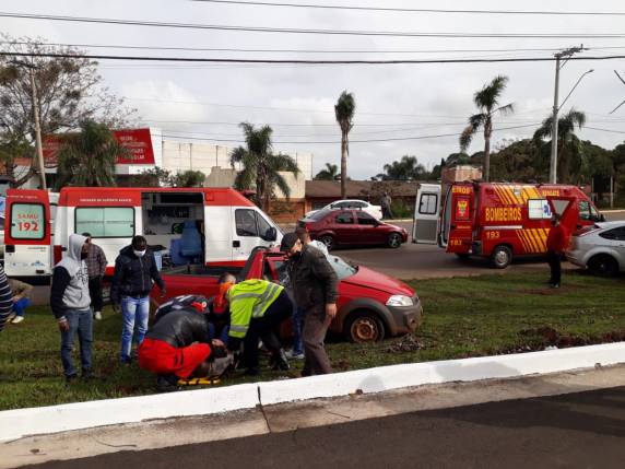 Colisão envolveu Fiat Strada e caminhão tanque