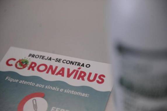 O remédio é desenvolvido pela Universidade de Oxford e pelo laboratório AstraZeneca. No Brasil, a tecnologia será desenvolvida pela Fiocruz no valor estimado em US$ 2,30 por dose