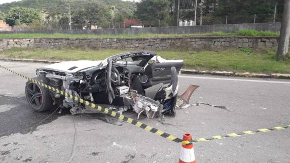 Acidente mata empresário em SC; carro de luxo fica partido ao meio - foto 2