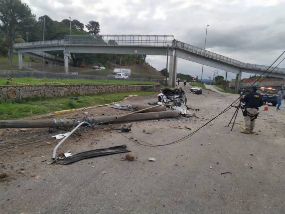 Acidente mata empresário em SC; carro de luxo fica partido ao meio - foto 4
