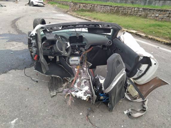 Mercedes-Benz bateu na lateral de uma caminhonete e em um poste, provocando a morte de Roberto Angeloni. Colisões foram na BR-101 em Biguaçu, na Grande Florianópolis