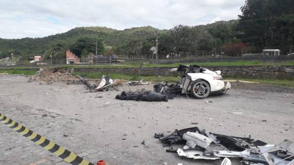 Acidente mata empresário em SC; carro de luxo fica partido ao meio - foto 3