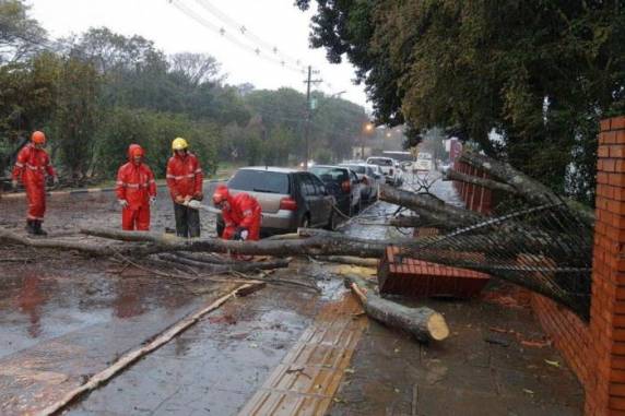RS tem granizo, pontos de alagamento e falta de energia elétrica