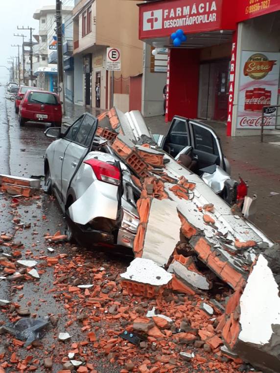 Fortes rajadas de vento chegaram a atingir mais de 100 km/h em algumas regiões