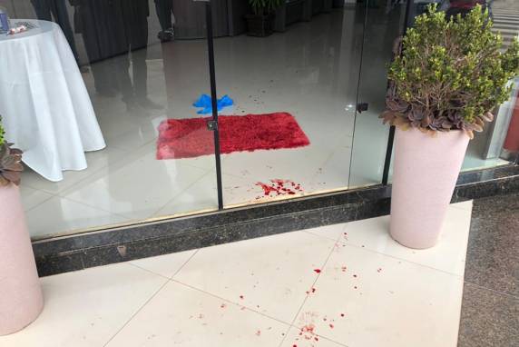 Durante o assalto, a proprietária do estabelecimento comercial, acabou sendo atingida por um disparo de arma de fogo