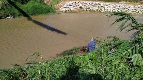 Ponte pênsil rompe durante 'ciclone bomba' em SC e derruba casal de moto; homem está desaparecido - foto 3