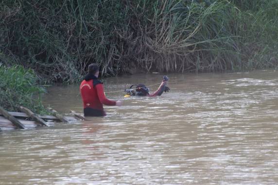 Ponte pênsil rompe durante 'ciclone bomba' em SC e derruba casal de moto; homem está desaparecido - foto 2