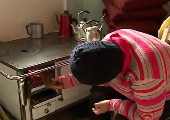 Com casas destelhadas e sem possibilidade de utilizar aquecedores, moradores improvisam instalações para aguentar temperaturas abaixo de zero