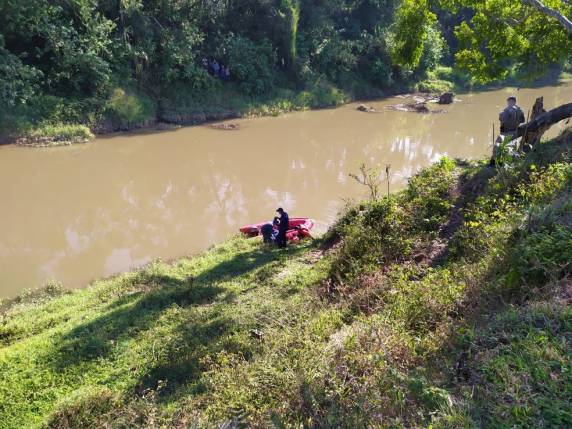 Com essa morte, sobe para dez o número de vítimas fatais no estado em decorrências dos estragos provocados pelo fenômeno climático, com base em informações da Defesa Civil. Uma morte também foi registrada no Rio Grande do Sul e outra no Paraná