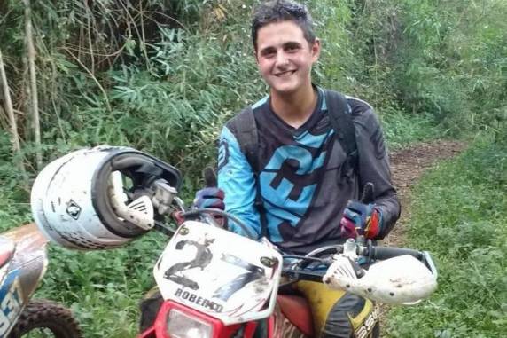 Veículo teria apresentado problema e vítima se feriu ao tentar consertar