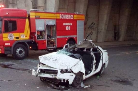 Quatro pessoas estavam no veículo; caroneiro e motorista ficaram presos nas ferragens