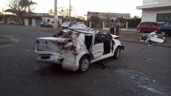Quatro pessoas estavam no veículo; caroneiro e motorista ficaram presos nas ferragens