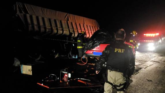 Colisão entre caminhão e carro deixa três mortos em Cruz Alta - foto 2