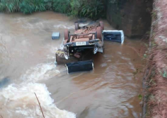 Caminhonete cai dentro de rio em Coronel Bicaco - foto 2