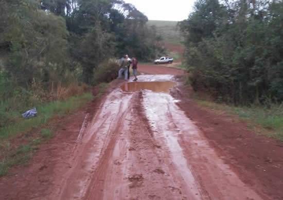 Caminhonete cai dentro de rio em Coronel Bicaco - foto 3