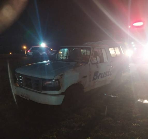 Colisão entre carro e caminhonete deixa quatro pessoas feridas na SCT-480 - foto 4