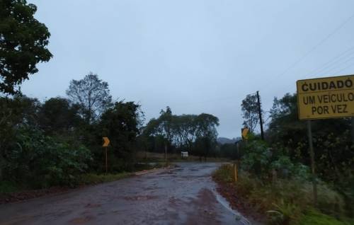 Pontes da localidade de Duas Pontes estiveram submersas na terça-feira