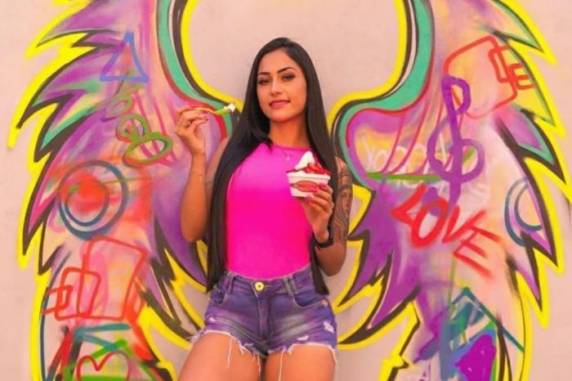 Karuel Barbosa, 24 anos, e o namorado Adair Silva, 31, foram assassinados com 80 disparos após o apartamento dele ser invadido