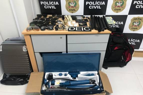 Os investigados foram detidos em posse de vários itens subtraídos