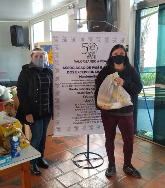 Familias assistidas pela Apae de Três de Maio recebem doações - foto 4