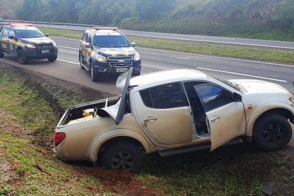 Motorista fugiu após perder o controle do veículo e sair da pista