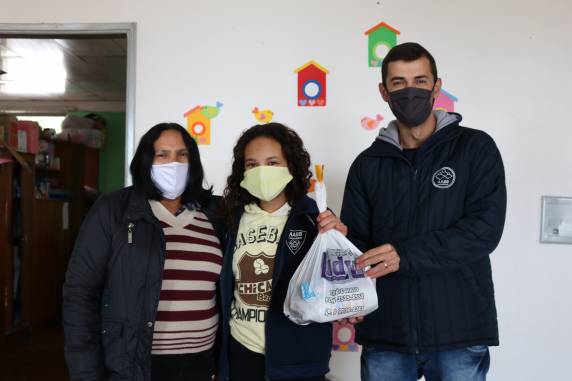 O kit que contém shampoo, condicionador, creme dental, escova de dente, fio dental, protetor solar e sabonetes